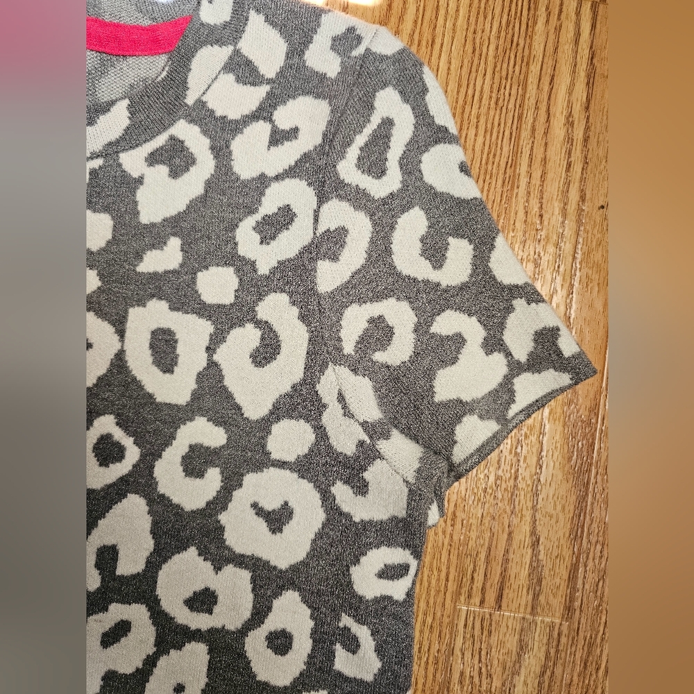 ANTROPOLOGIE Gray and White Leopard Print T-Shirt SWETER Size S‎ - Picture 7 of 8